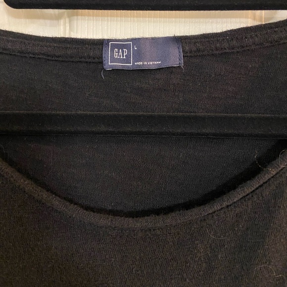GAP Black T-shirt. Short sleeves that are rolled. Size Large. EUC. - Picture 2 of 5